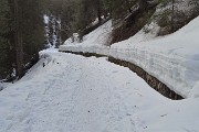 90 Discesa tra muri...di neve